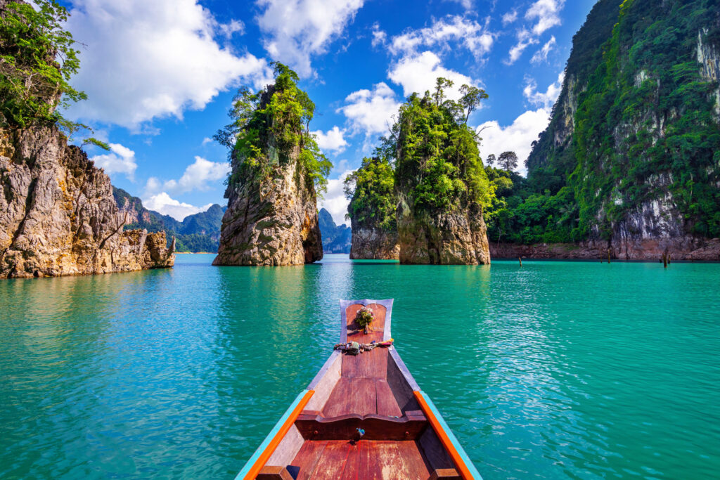 hermosas-montanas-ratchaprapha-dam-parque-nacional-khao-sok-provincia-surat-thani-tailandia-scaled